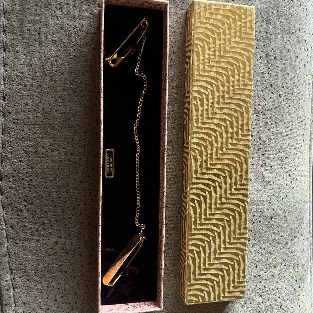 Men tie chain